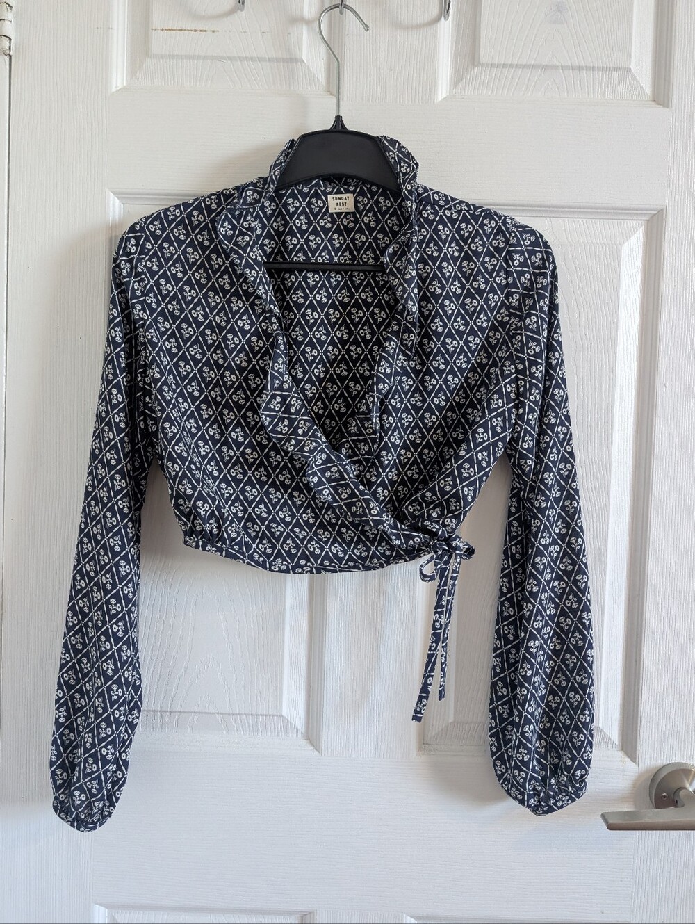 Aritzia Sunday Best Navy White Geometric Floral Wrap Crop BlouseTop Boho Chic S